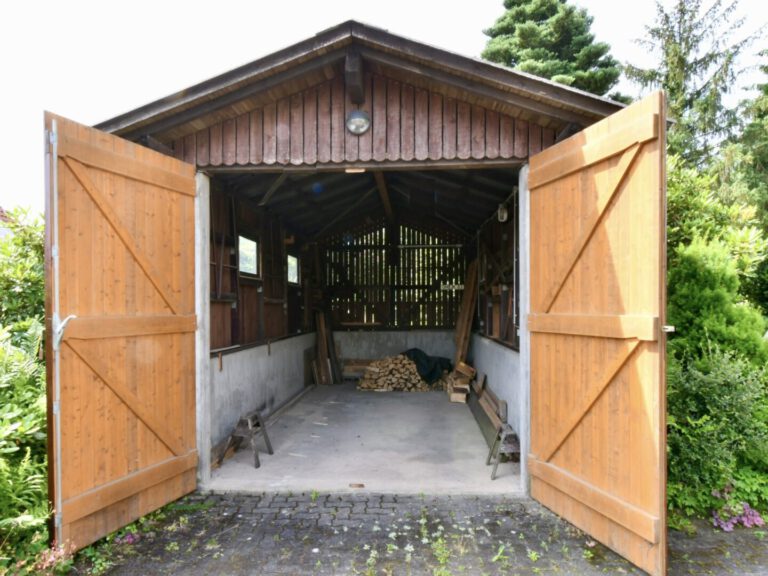 große Garage geöffnet
