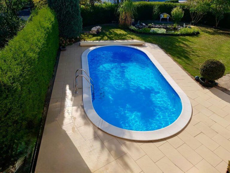 Pool im Sommer
