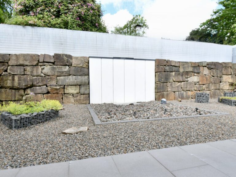 Steingarten mit Wasserfall