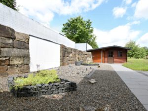 Gartenhaus und Wasserfall